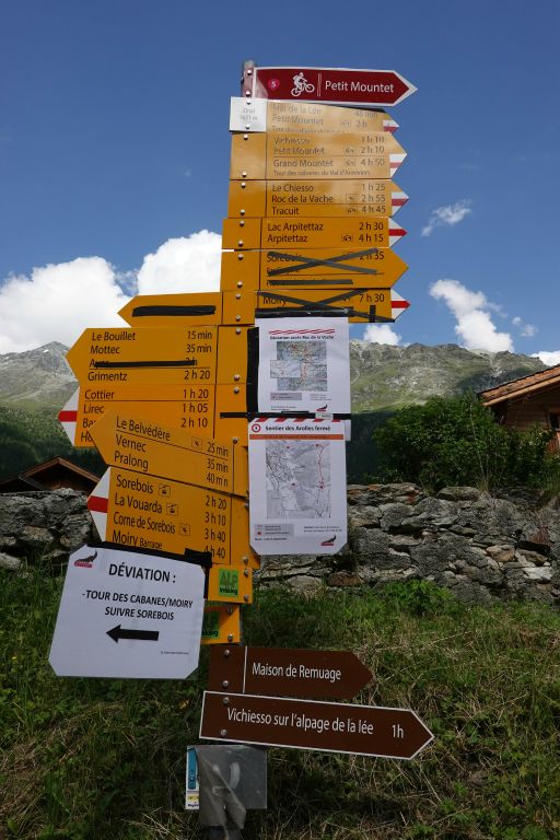 Zinal à 1671 m . Tous les chemins ne sont pas encore praticables